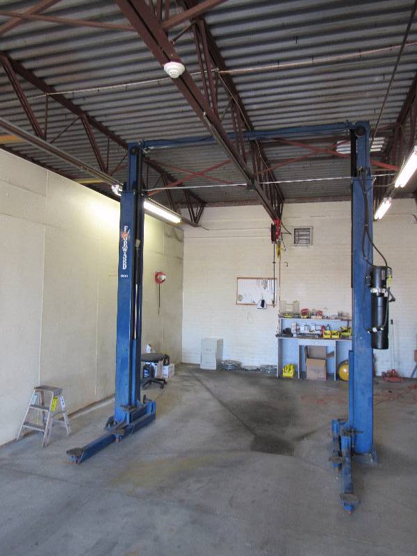 lot 1931 image: Forward 7000 Lb. 2 Post Automotive Lift