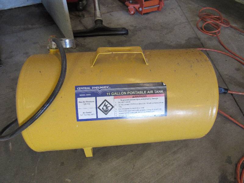 lot 1938 image: Central Pneumatic 11 Gal Portable Air Tank