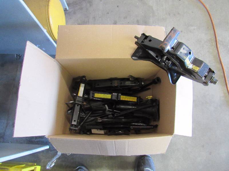 lot 1942 image: 6 Ton MVP Pro-Lift Bottle Jack And Box Of OE Equipment Manual Car Jacks And Handles