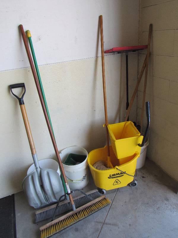 lot 1947 image: Lot Of Cleaning Equipment