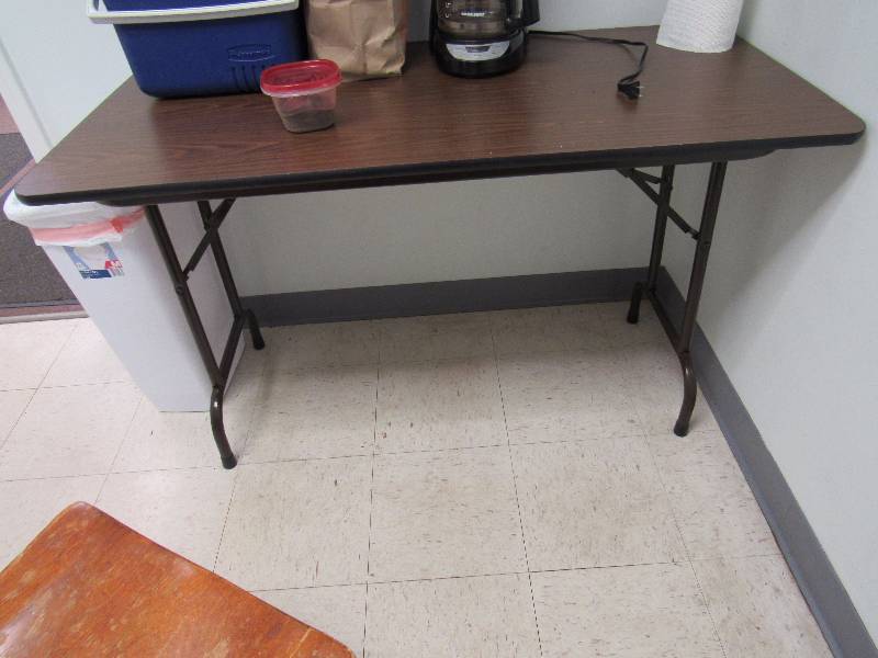lot 1979 image: 4 Laminate Top Table On Folding Metal Legs