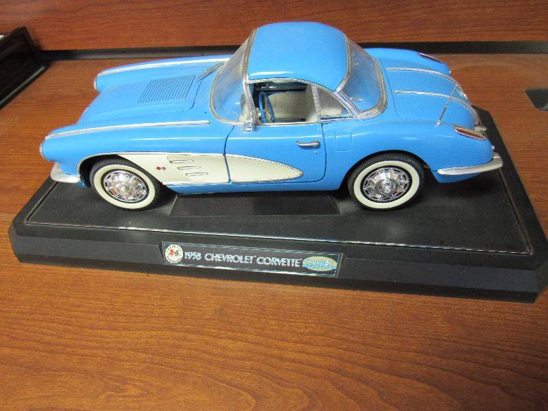 lot 2001 image: Gearbox Toys And Collectables Large Scale 1958 Corvette