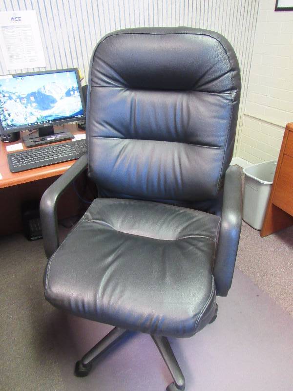 lot 2006 image: High Back Rolling Faux Leather Office Chair