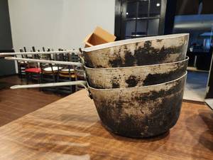 lot 47280 image: Lot of 3 Aluminum Pots