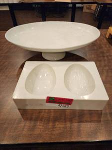 lot 47283 image: Serving Cake Stand and Egg Mold