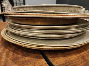 lot 47285 image: Lot of 23 Assorted Size Pizza Pans