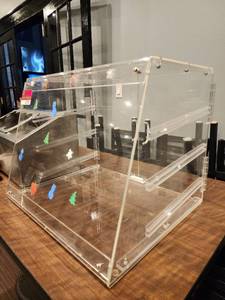 lot 47292 image: Countertop Display Case