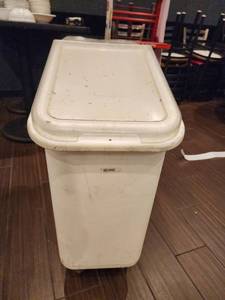 lot 47289 image: Cambro Dry Ingredient Bin