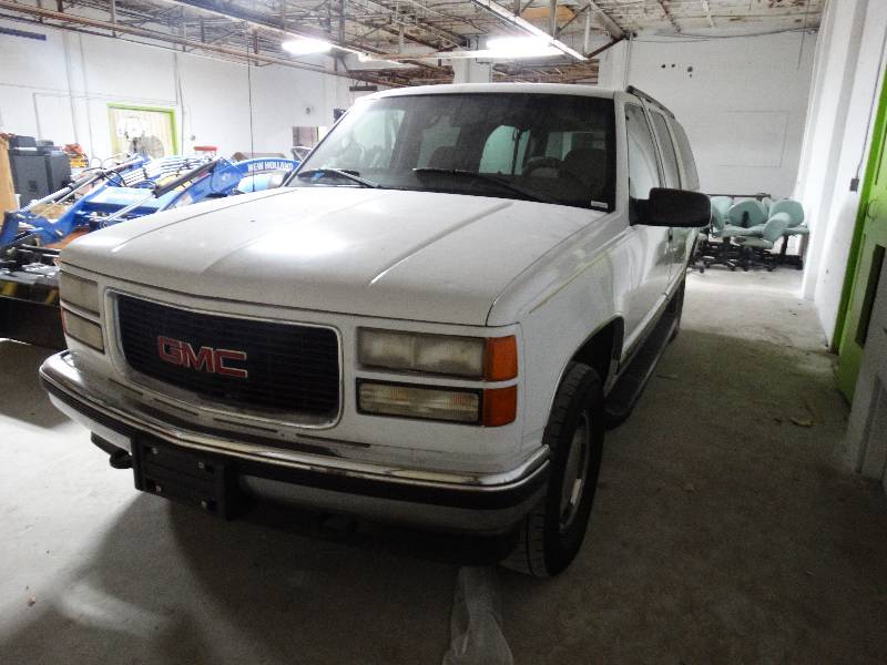 lot 430 image: 1999 GMC Suburban 4X4 - Leather - power seats and windows - running boards- 4 door