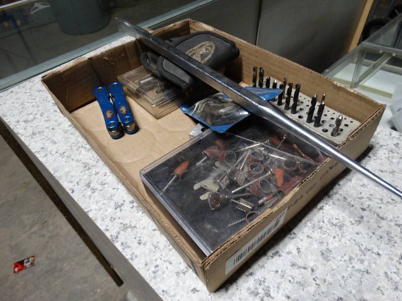 lot 449 image: multi tool - Allen wrenches - Dremal tips