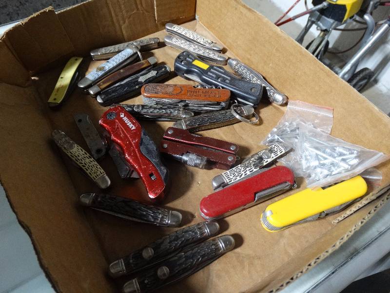 lot 457 image: large lot of 22 various pocket knives