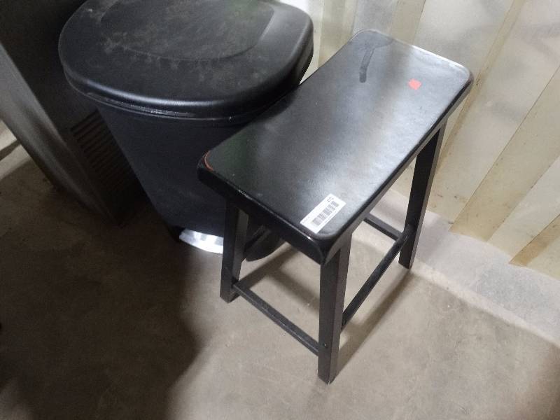 lot 472 image: flat seat bar stool and trash can