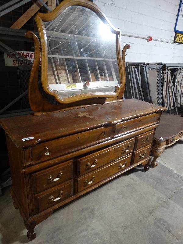 lot 473 image: Oak dresser wmirror