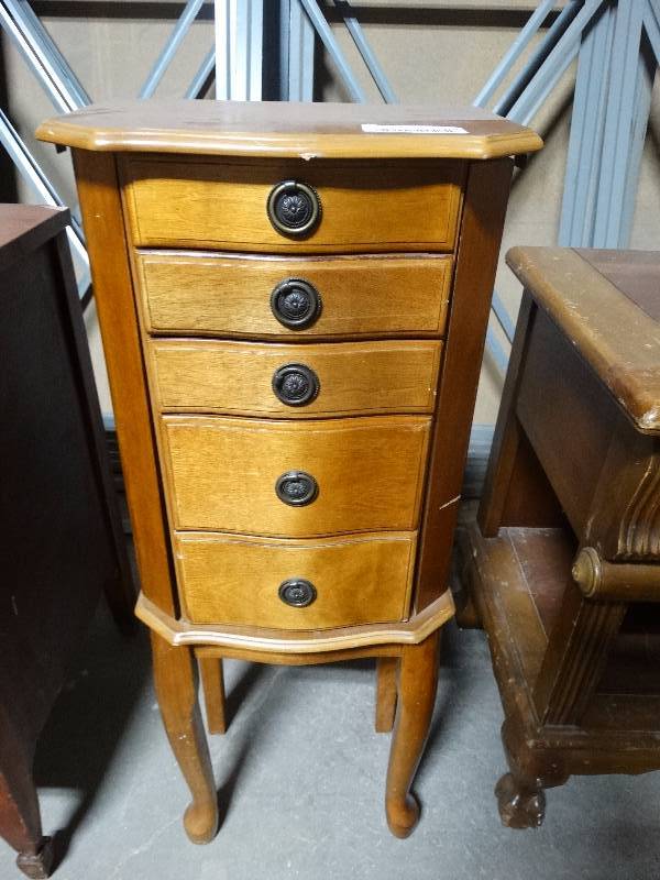 lot 479 image: Jewelry cabinet