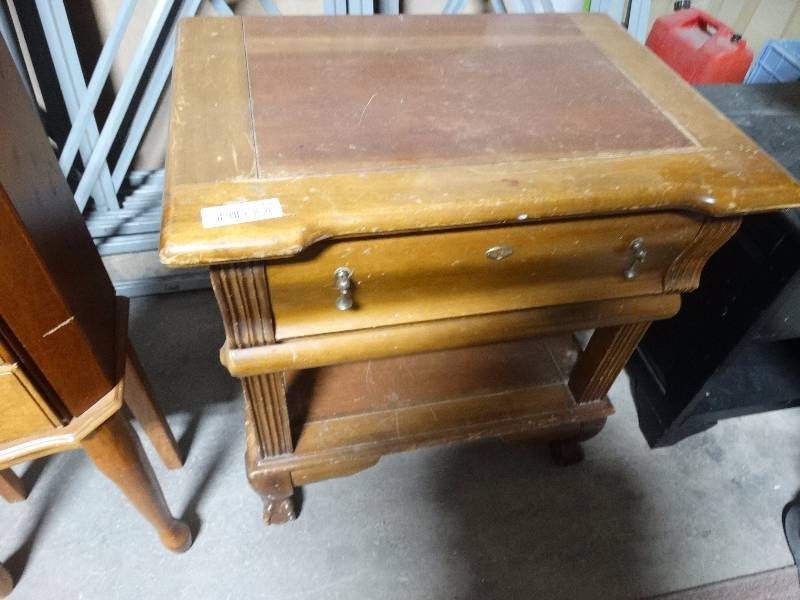 lot 480 image: end table wdrawer