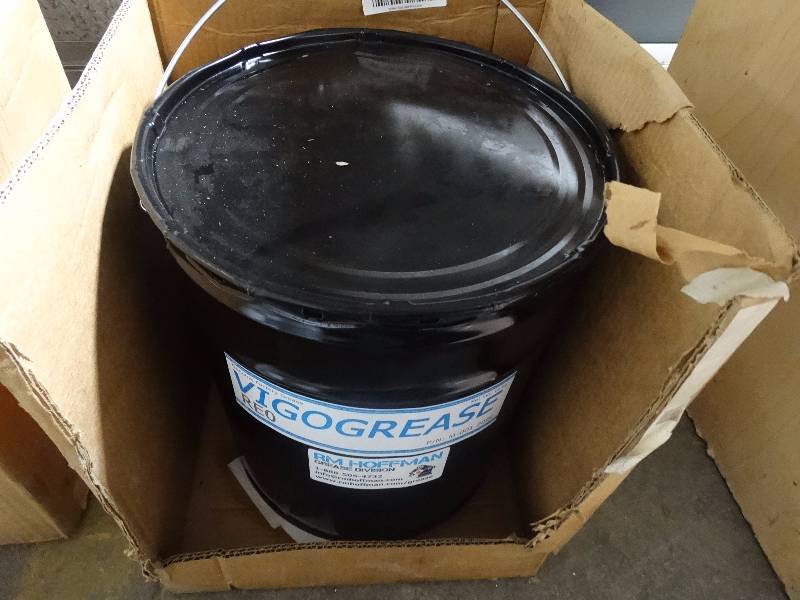 lot 489 image: 5 gallon bucket of robot grease Vigogrease reo.