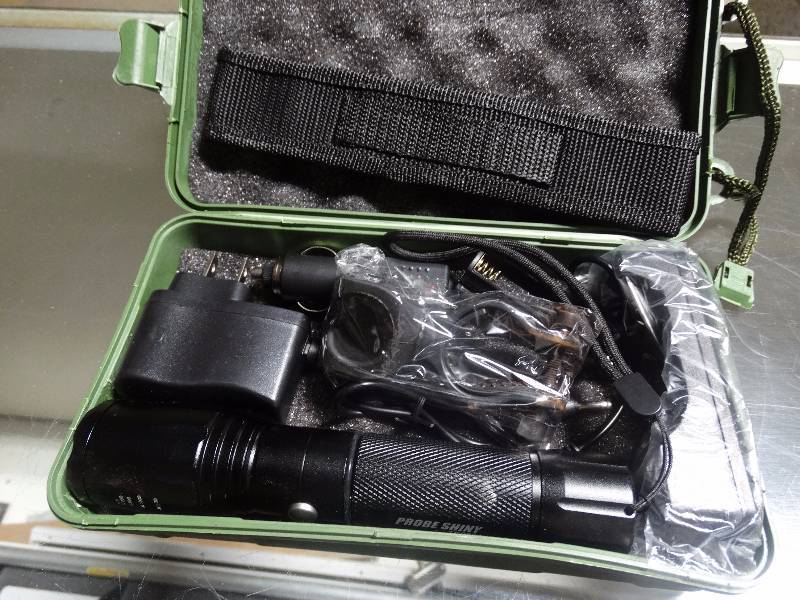lot 491 image: New in case 800M LED flashlight kit