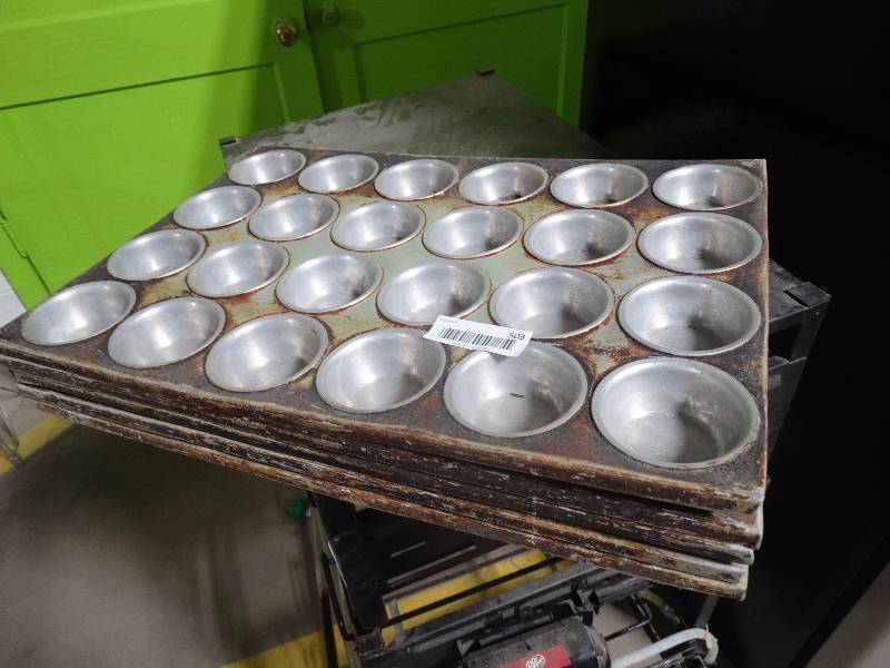 lot 503 image: 5 full size muffin pans