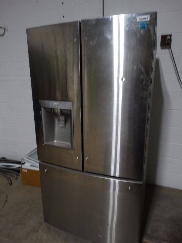 lot 505 image: Kenmore Elite stainless french door fridge wbottom freezer - water and ice in door