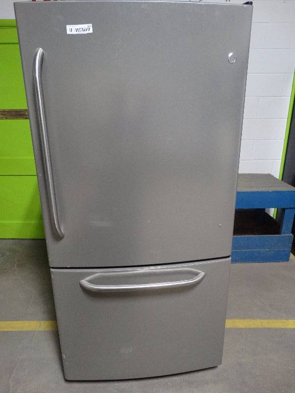 lot 509 image: GE fridge wbottom freezer