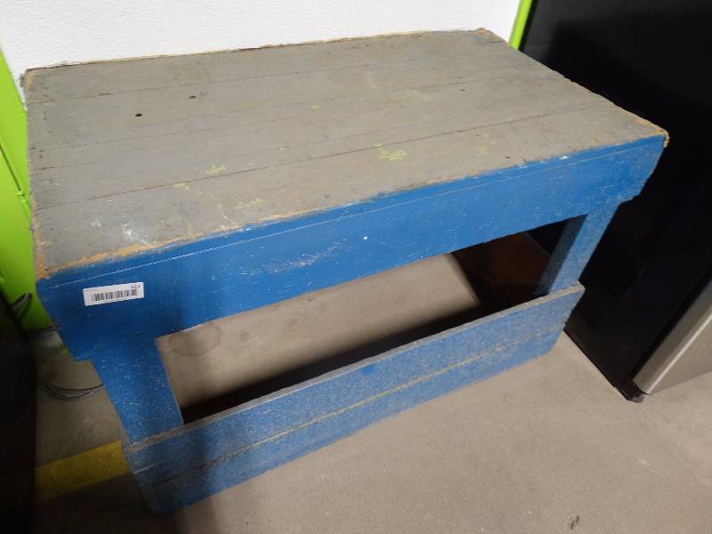 lot 512 image: blue wood bench