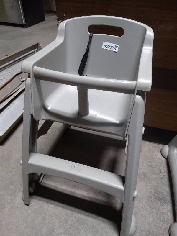 lot 516 image: Rubbermaid high chair