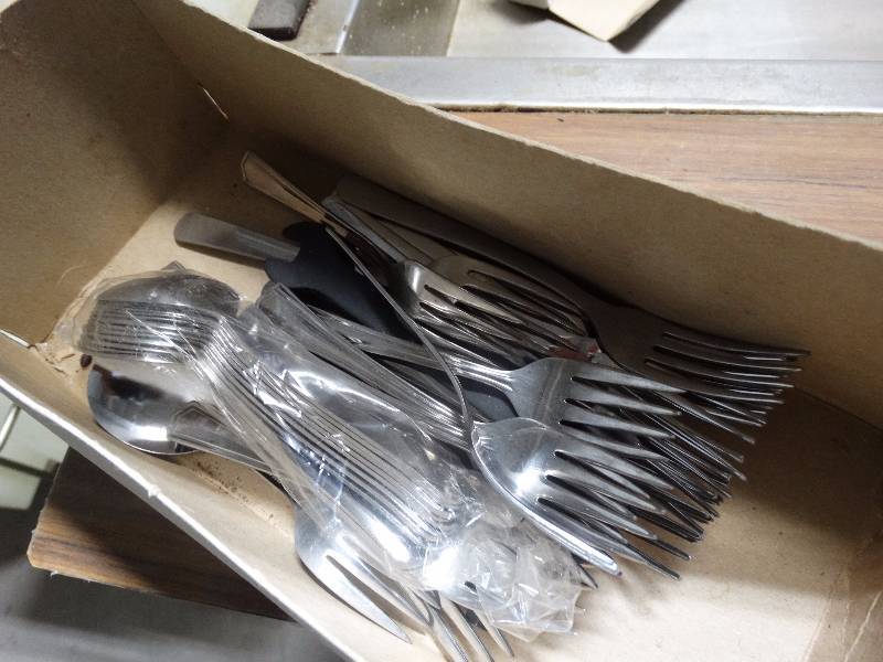 lot 521 image: box of flatware