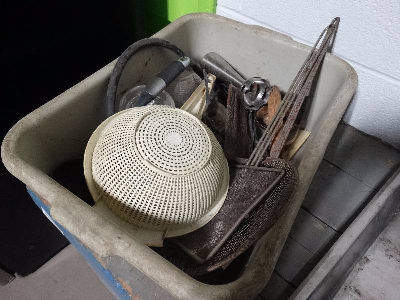 lot 528 image: large lot of kitchen utensils