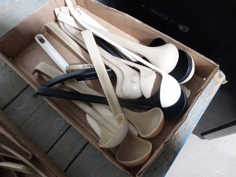 lot 529 image: lot of plastic ladles