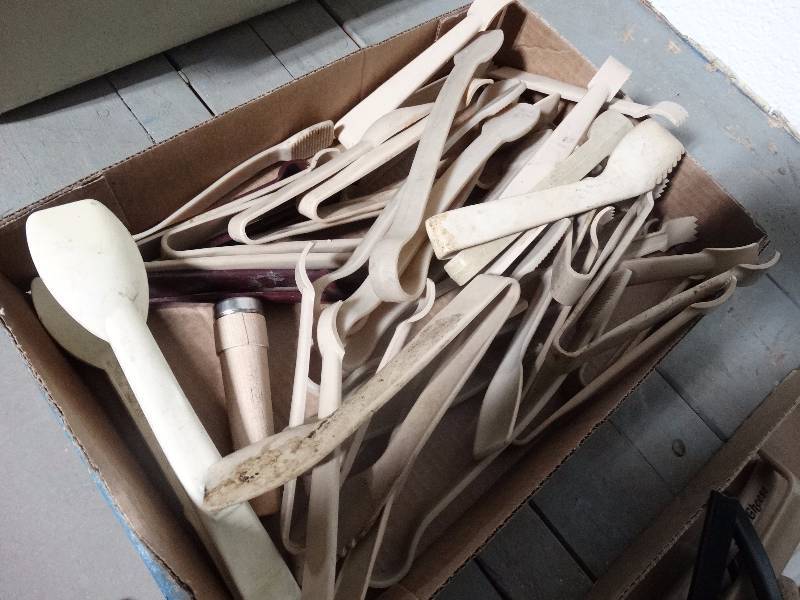 lot 530 image: large lot of plastic tongs