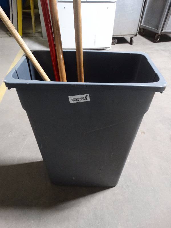 lot 532 image: brooms and trash can