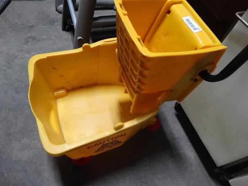 lot 533 image: mop bucket
