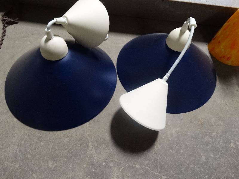 lot 542 image: 4 decorative hanging light fixtures