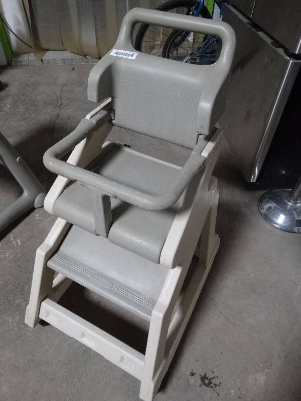 lot 552 image: Rubbermaid high chair