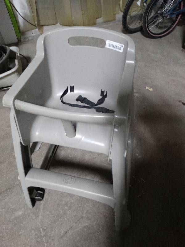 lot 553 image: Rubbermaid high chair