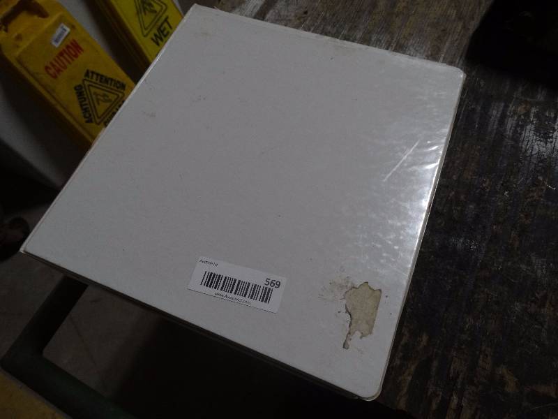 lot 569 image: lot of baseball cards w binder