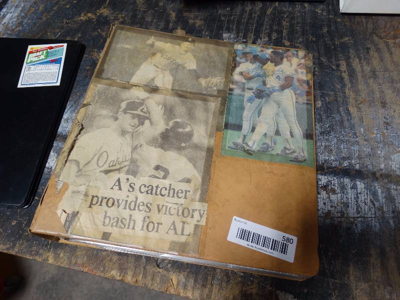 lot 580 image: lot of baseball cards w binder