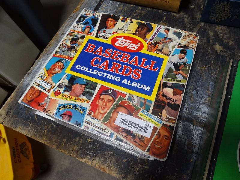 lot 582 image: lot of baseball cards w binder