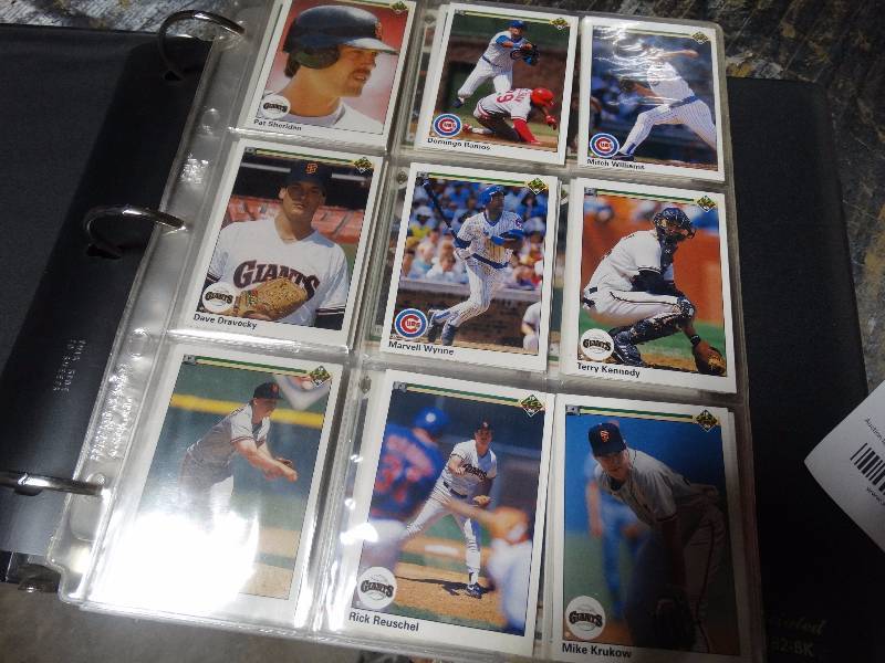 lot 590 image: lot of baseball cards w binder