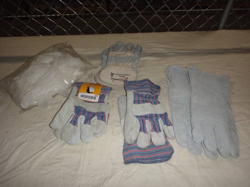 lot 220 image: Lot of Gloves