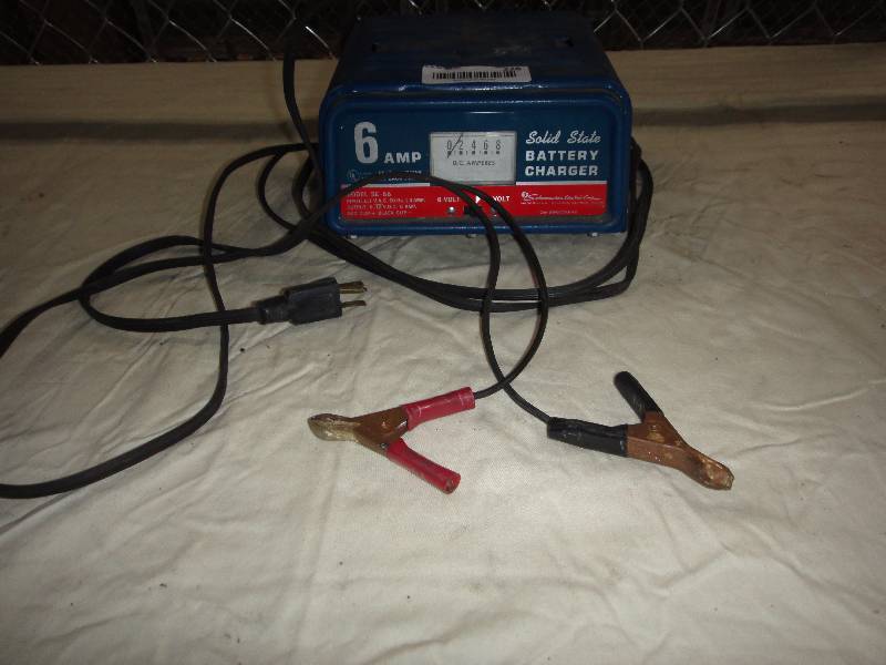 lot 228 image: Battery Charger