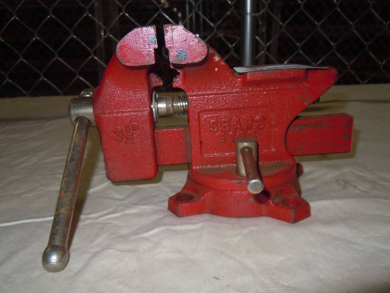 lot 8390 image: Small Vise