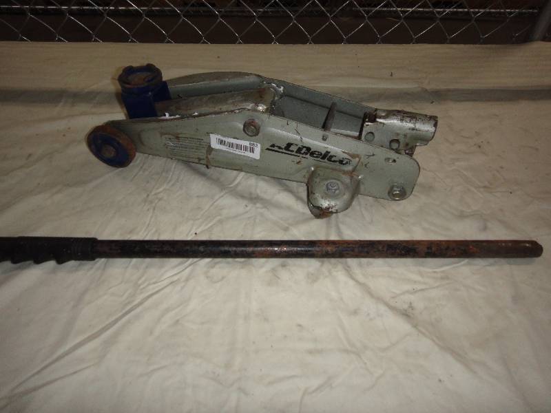 lot 882 image: Floor Jack