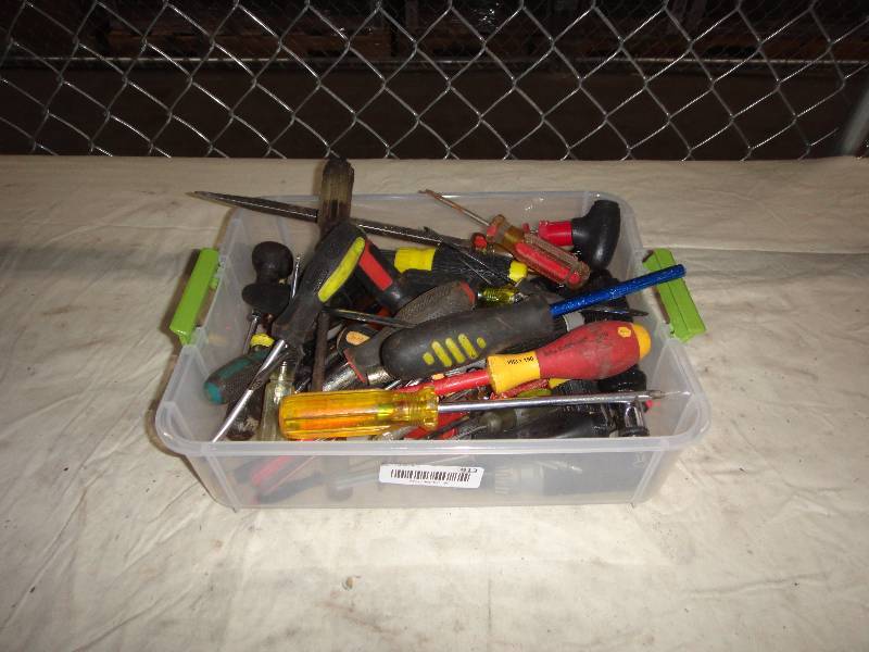 lot 913 image: Random Lot of Tools