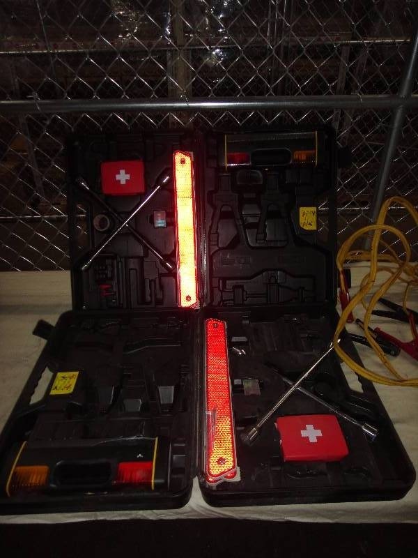 lot 931 image: Emergency Car Kit
