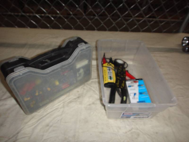 lot 933 image: Random Lot of Tools