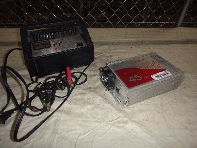 lot 940 image: Battery Charger