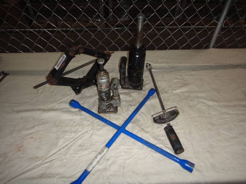 lot 942 image: Random Lot of Tools