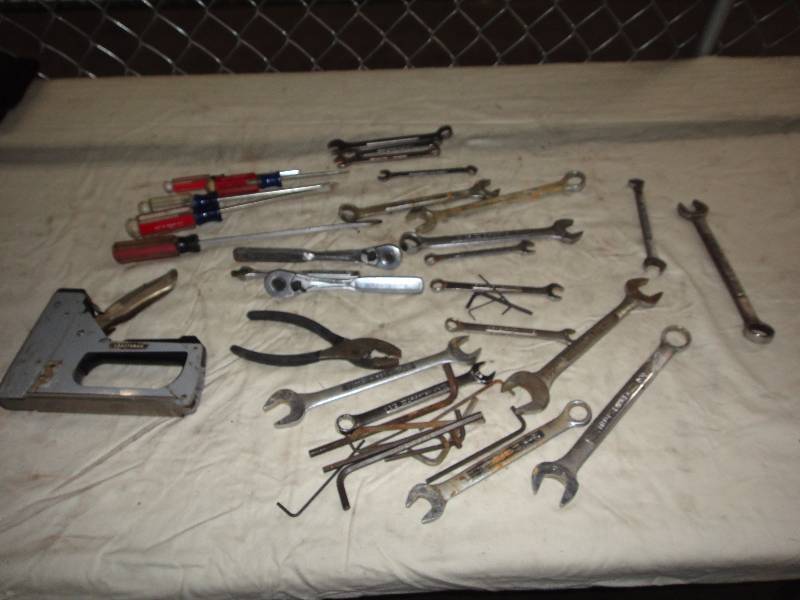 lot 922 image: Random Lot of Tools