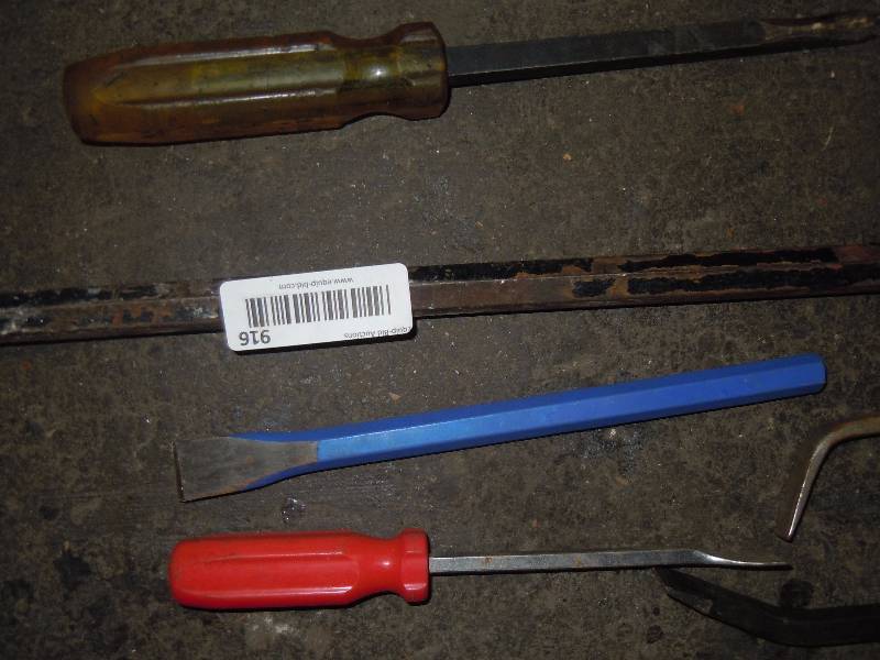 lot 916 image: Random Lot of Tools
